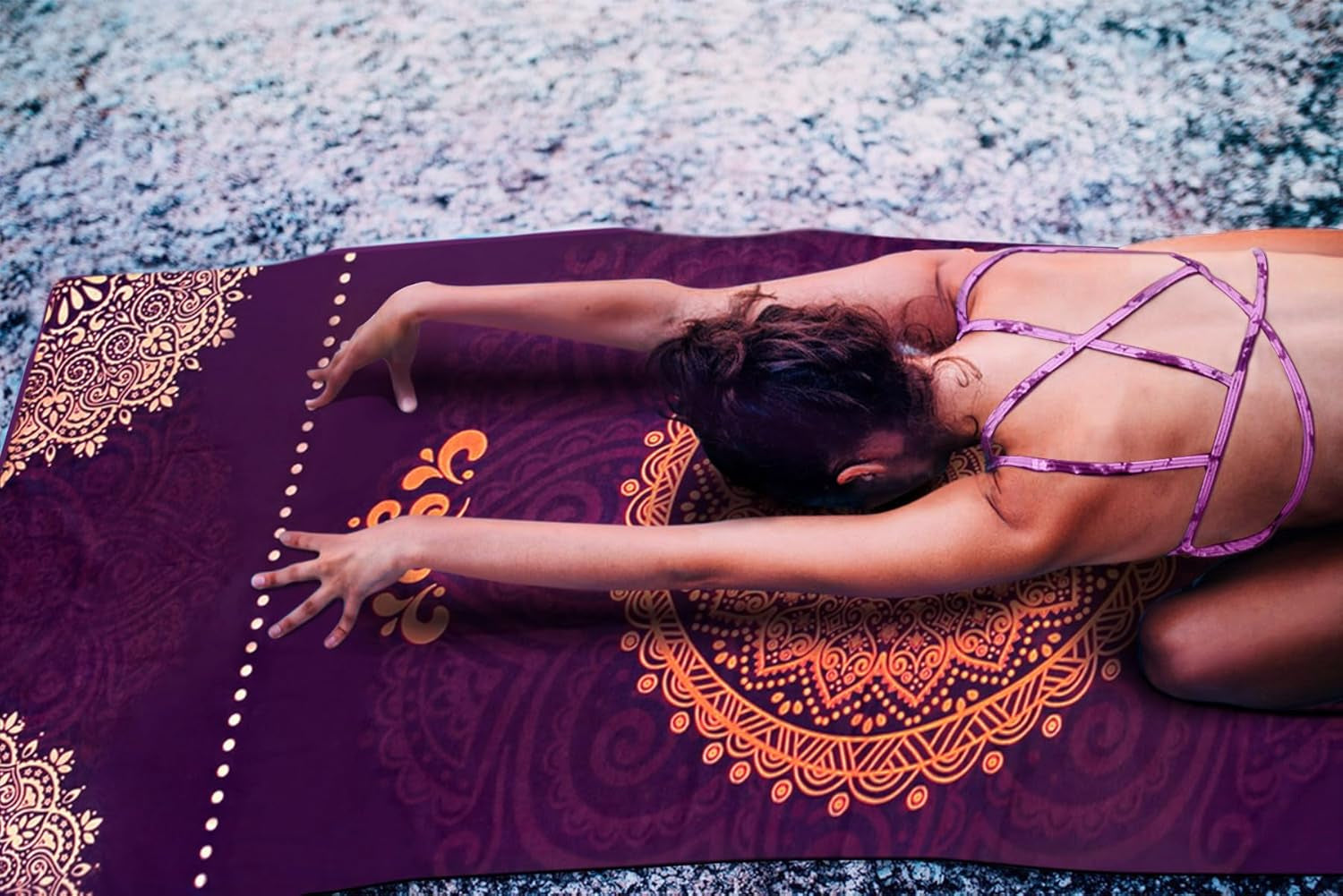 Premium Microfiber Non-Slip Yoga Mat Towel for Hot Yoga, Pilates, and Fitness with Innovative Corner Pockets and Complimentary Spray Bottle