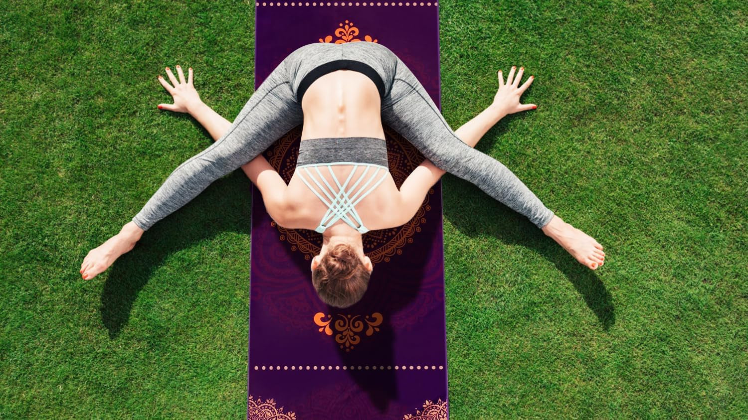 Premium Microfiber Non-Slip Yoga Mat Towel for Hot Yoga, Pilates, and Fitness with Innovative Corner Pockets and Complimentary Spray Bottle